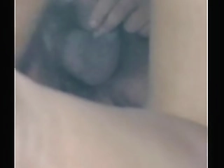 hermosa chica tiene multiples orgasmos mientras la folla su amiga shemale