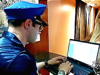 barbie anderson trans argentina se coje al policia musculoso