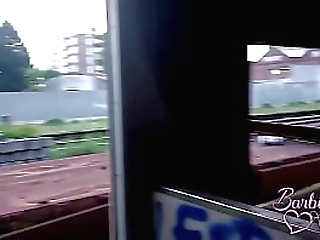 barbie anderson bomba transexual argentina se desnuda en el tren