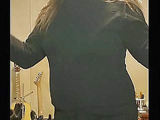 sissysierra plays with herself.