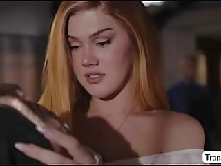 tbabe tries to seduce a guy to have sex